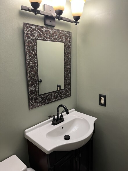 Building Photo - 800 N Main St