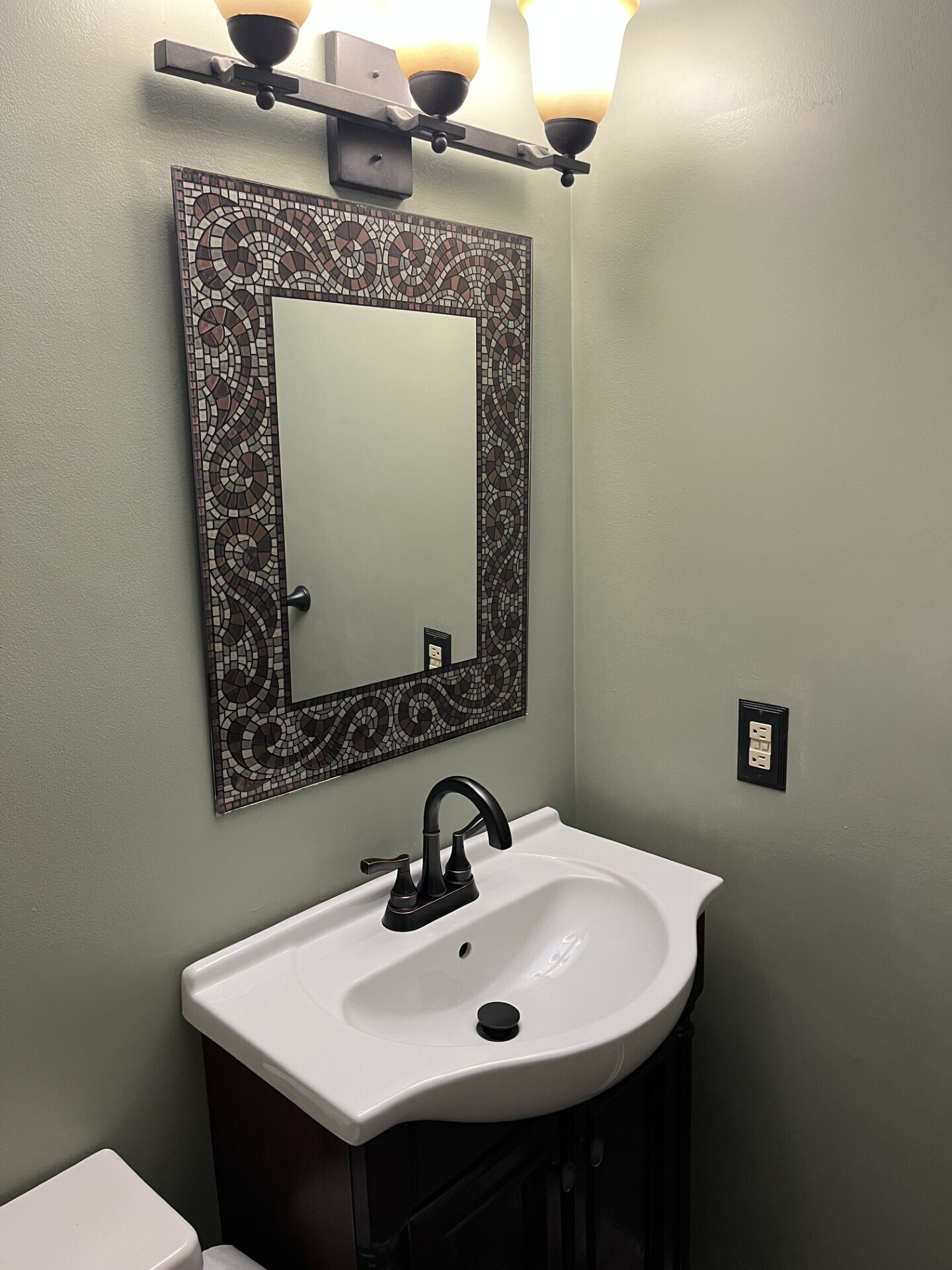 Building Photo - 800 N Main St