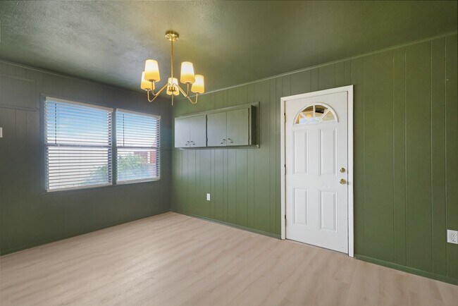 Building Photo - 1402 E 21st St