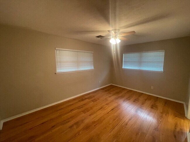 Building Photo - 4 bed 2 bath 2 car, Great Character and st...