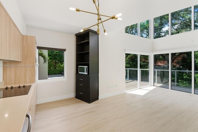 Building Photo - 1528 Brickell Ave