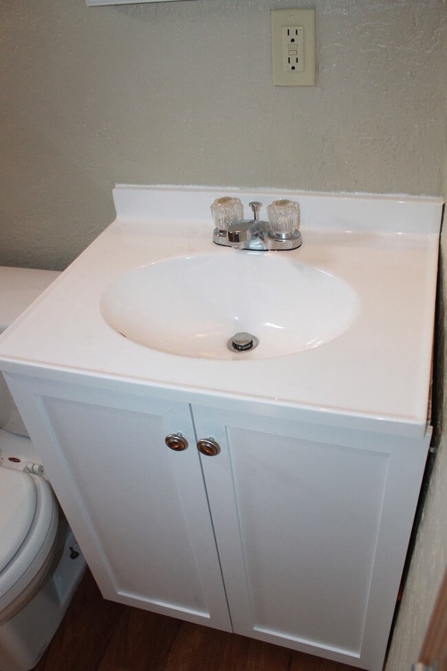 Building Photo - Cute and Affordable 2 beds!