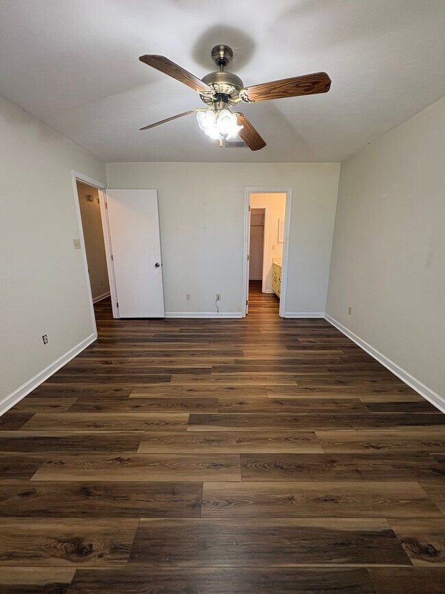 Building Photo - Family Friendly 2 Bedroom Duplex Available In Tallahassee NOW