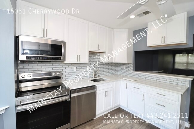 Building Photo - Updated End Unit Townhome W/ Fenced in Yard!