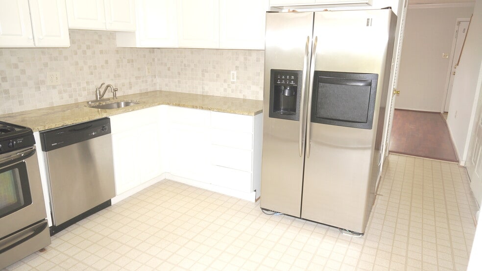 Kitchen / Stainless Appliances - 2206 Gingell Pl