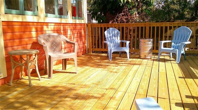 Building Photo - 303 E Plymouth St