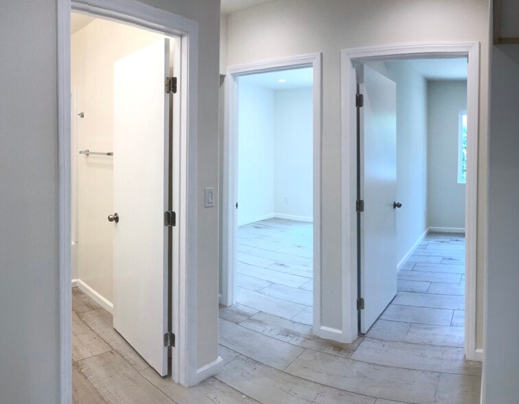 Building Photo - 10166 Petit Ave