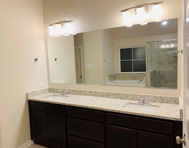 Building Photo - 808 Fallbrook Dr