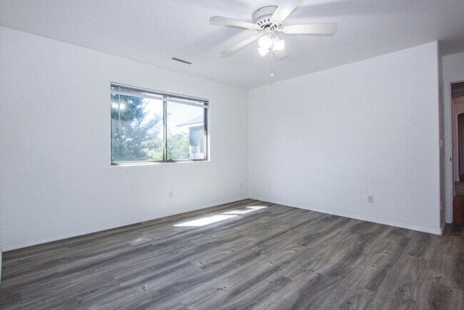Building Photo - 4266 N Saratoga Dr