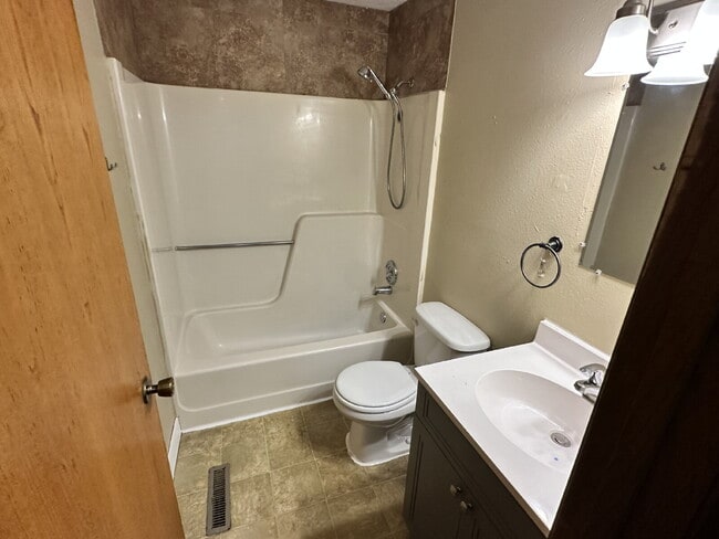 Building Photo - "Cozy 2-Bedroom Gem in Minot with Efficient 525 sq. ft. Living Space!"