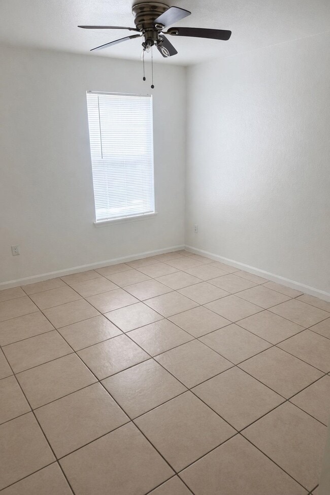 Building Photo - 2221 Timberwood Cir N