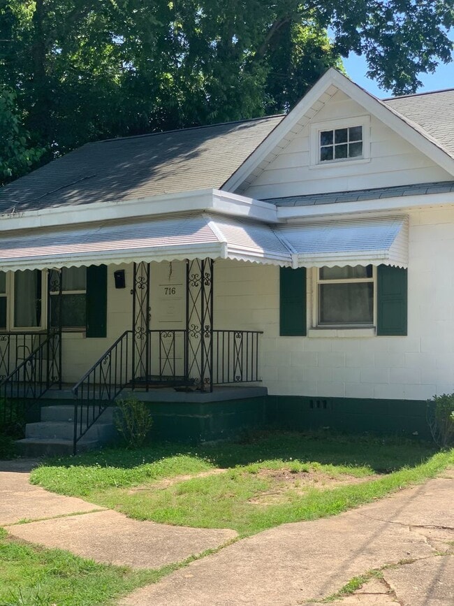 Building Photo - 4 bedroom single-family house near Cameron...