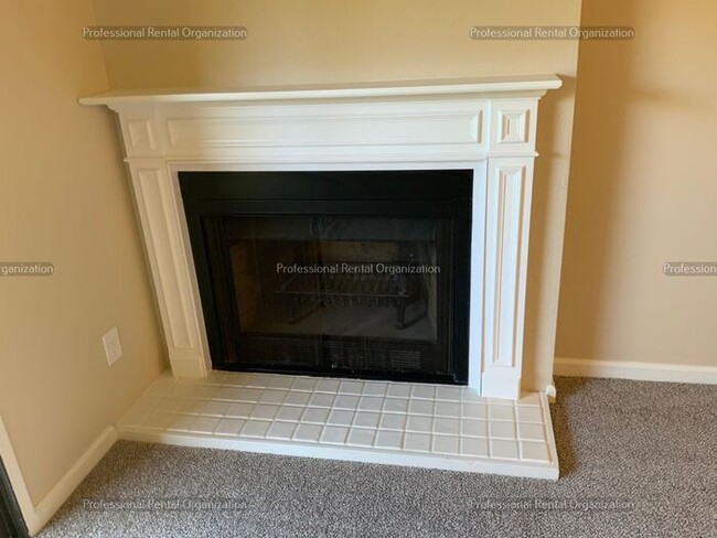 Building Photo - Single level condo in one of the nicest developments in Bennett Valley