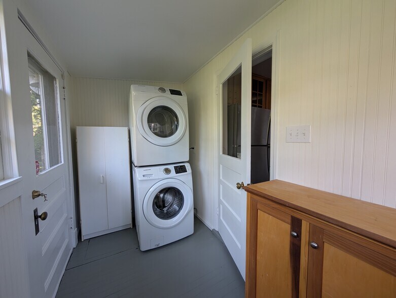 Laundry room - 809 Simpson St