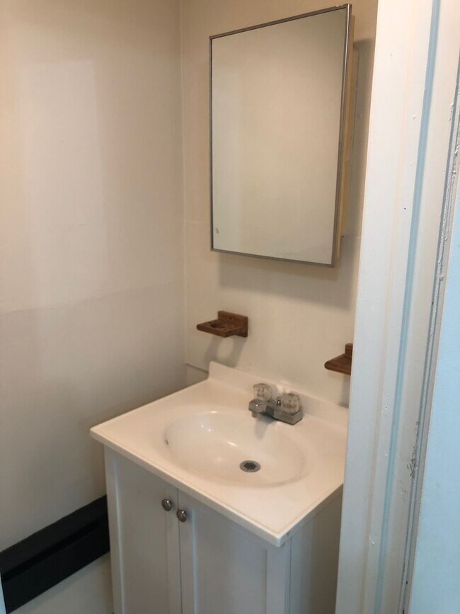 Building Photo - 3901 W Ridge Rd