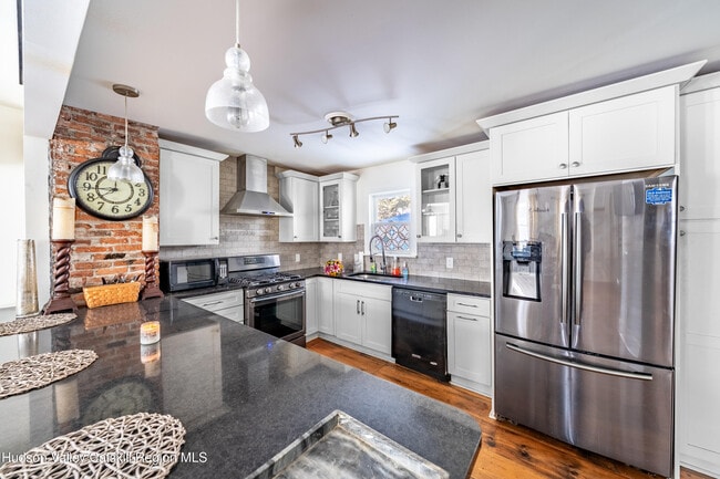 Building Photo - 648 Albany Turnpike