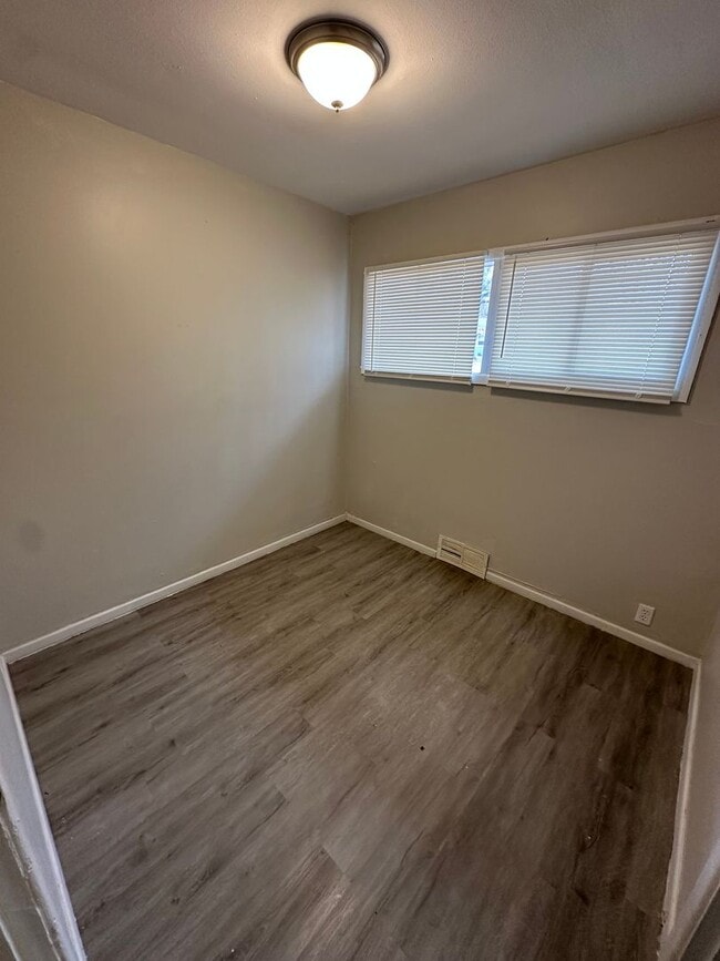 Building Photo - 4 Bed 1 Bath