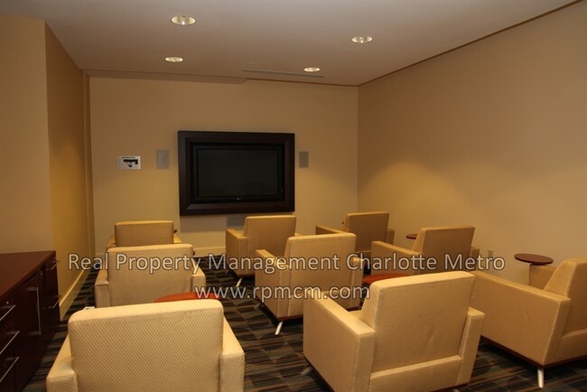 Building Photo - Fabulous Uptown View from 33rd Story Suite
