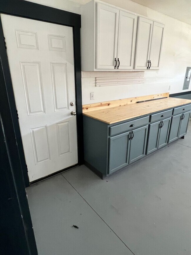 Building Photo - Great Updated Home