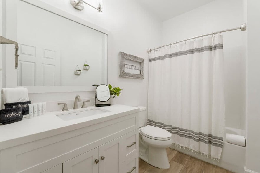 Building Photo - 10343 E County Hwy 30A