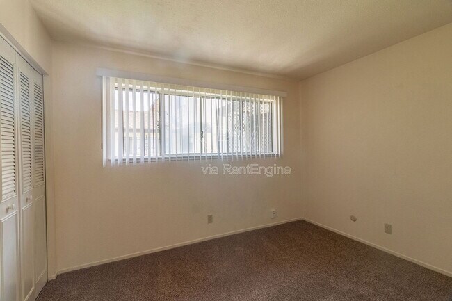 Building Photo - 1227 Pinetree Dr