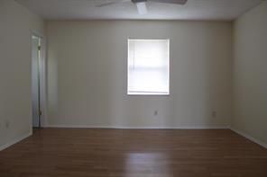 Building Photo - 201 NE Midfield Ln