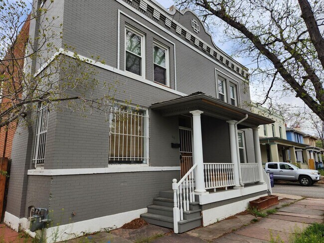Building Photo - 2 bedroom with 1 bath