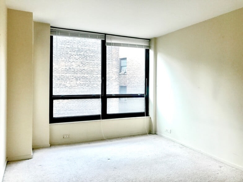Building Photo - 2020 N Lincoln Park W