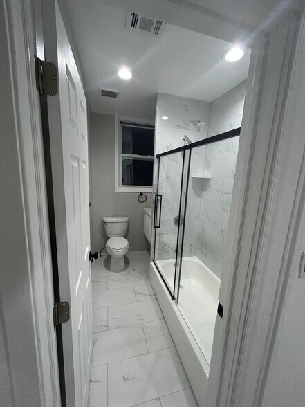 Beautiful bathroom - 8 Elm St