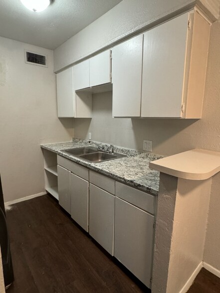 Building Photo - 1533 Industrial Dr E