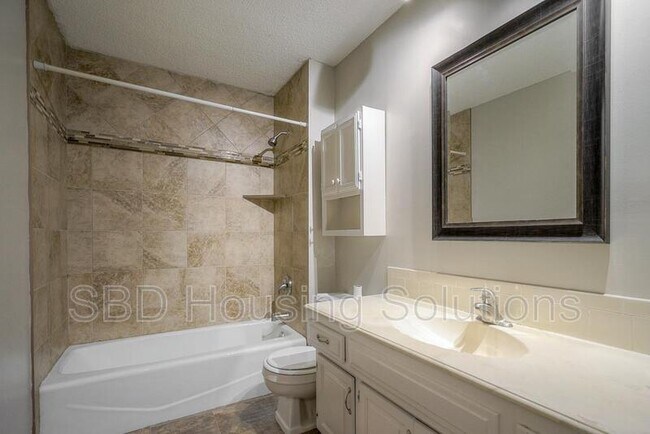 Building Photo - 405 SE Dales Ct