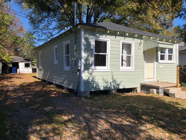 Building Photo - Nice 2 bedroom/1.5 bathroom house with fully fenced yard!