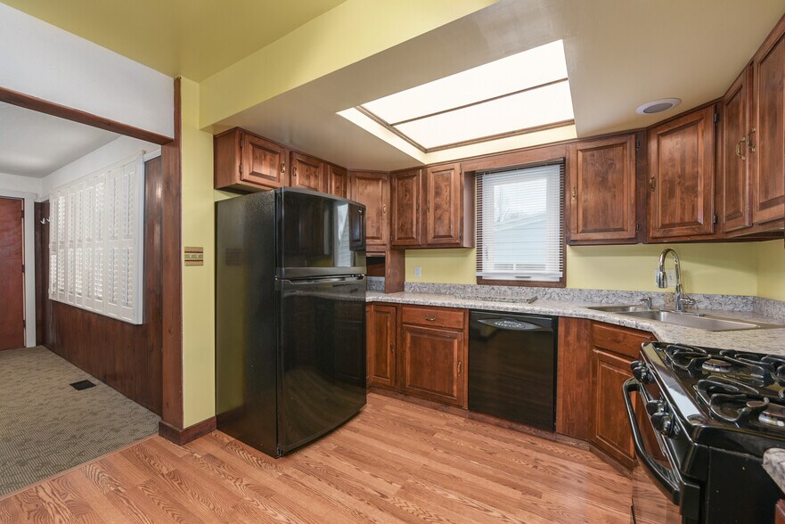 Building Photo - 247 E 248th St