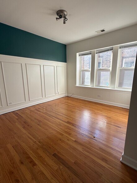 Building Photo - 6204 N Claremont Ave