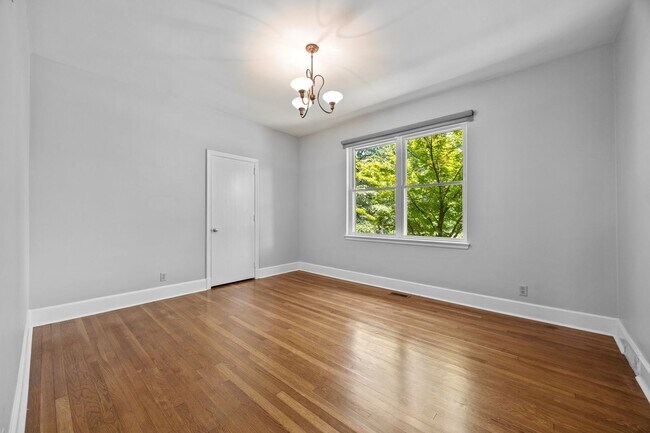 Building Photo - Gorgeous and Spacious 3 Bedroom Ranch in T...