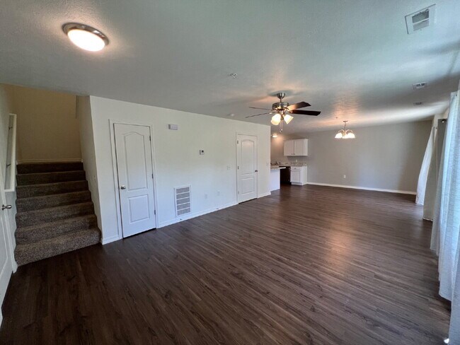 Building Photo - 3BR/2.5BA Townhouse Move-in Special**