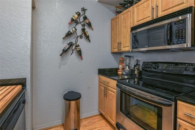 Building Photo - Annual UNfurnished 2/2 condo on top floor ...
