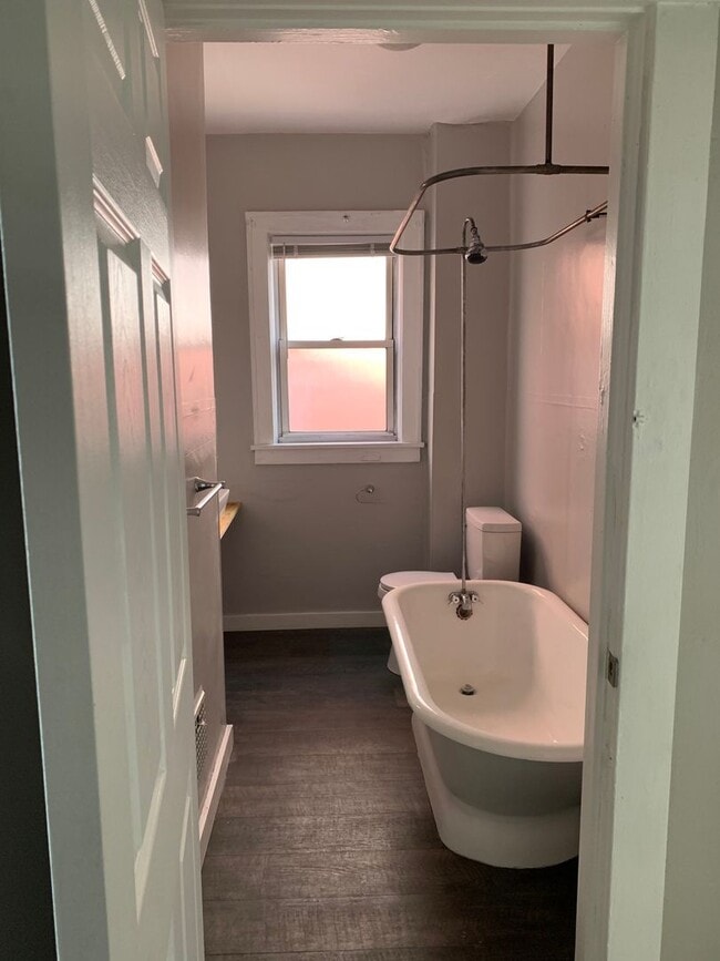 Building Photo - 2 bedroom 1 bath with laundry