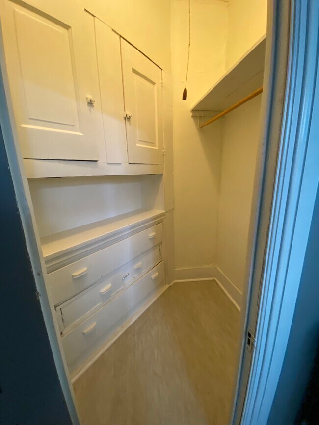 Building Photo - 1941 Madison St