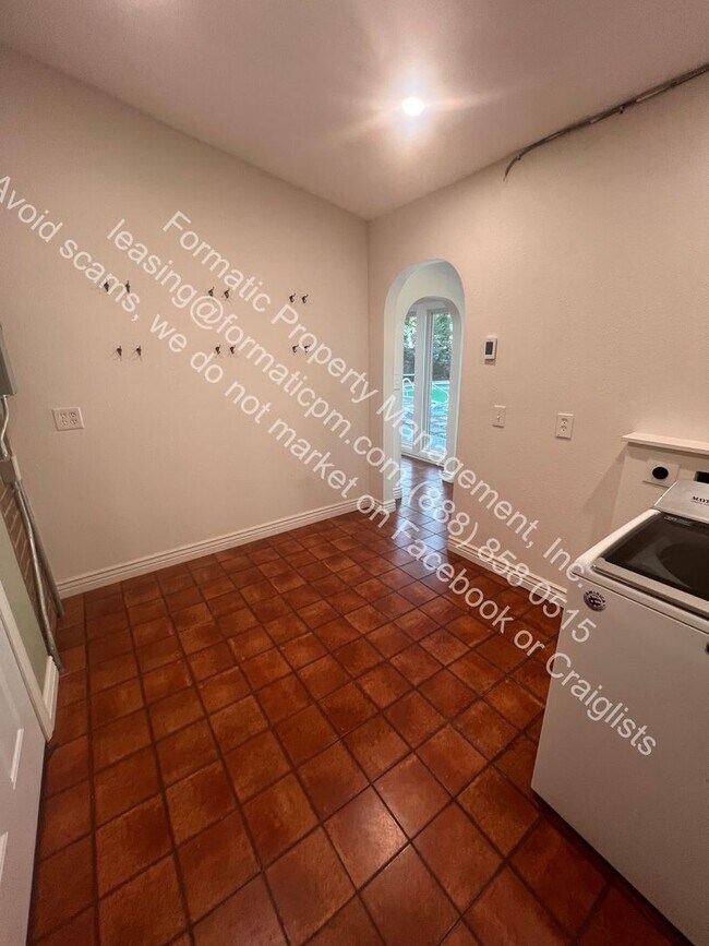Building Photo - 629 Bellaire St