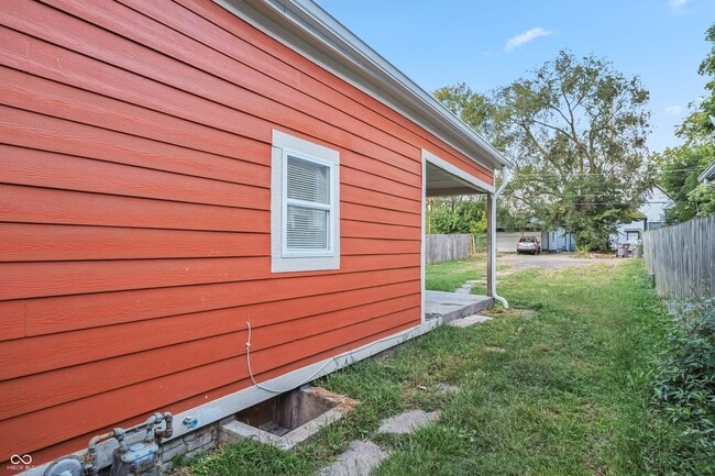 Building Photo - 117 N Sheffield Ave