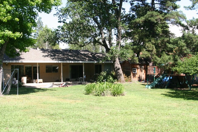 Building Photo - Equestrian Property & Country Living in th...