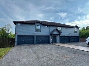 Building Photo - 19990 Ravenwood Dr