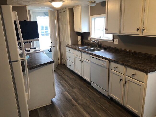 Building Photo - 2 Bedroom with Garage