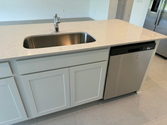 Building Photo - 10445 NW Suncrest Lp