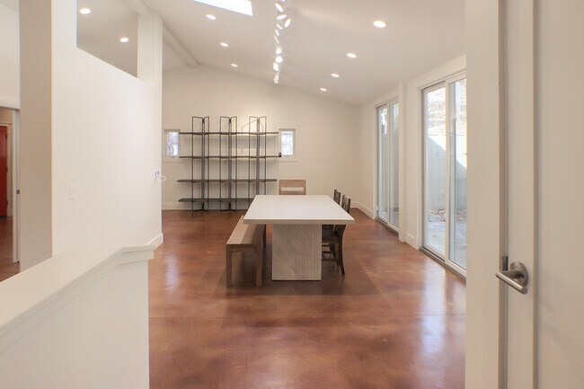 Building Photo - 21 Woodbury Rd