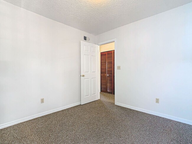Building Photo - Pet Friendly 3 bedroom, 2 bathroom condo