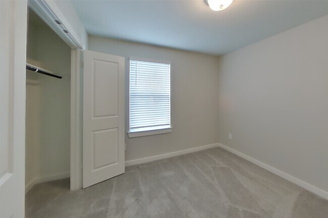 Building Photo - 9835 Willow Creek Commerce Dr