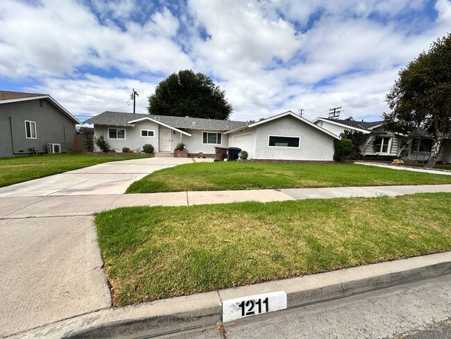 Building Photo - Beautiful 3BR/2BA Home with Large Backyard & Prime Location