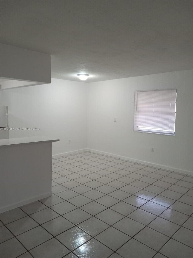 Building Photo - 1230 W 54th St